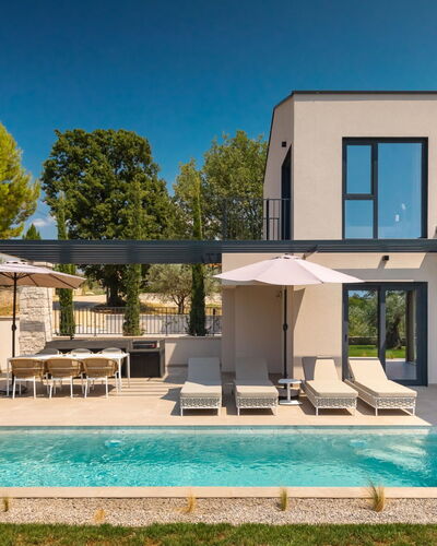 Tia 1: Water, Plant, Sky, Property, Building, Window, Swimming Pool, Azure, Shade, Tree