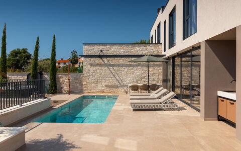 Tia 2: Sky, Water, Swimming Pool, Interior Design, Shade, Building, Residential Area, Tree, Leisure, Landscape
