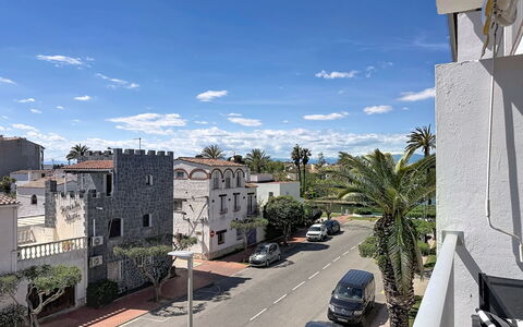 Empuriabrava 530: Tree, Window, Residential Area, Town, Neighbourhood, Street, Asphalt, Family Car, Apartment
