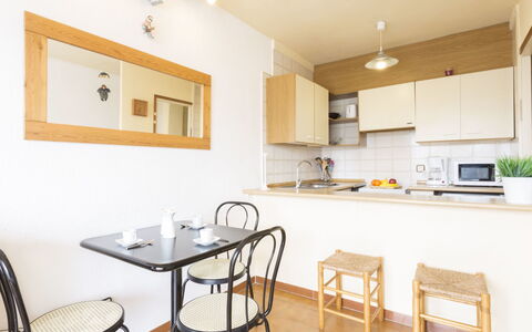 Empuriabrava 530: Room, Property, Furniture, Building, Interior Design, Kitchen, Yellow, House, Floor, Table