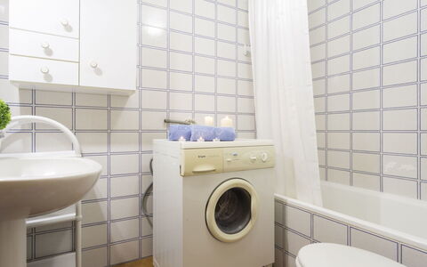 Empuriabrava 530: Laundry Room, Bathroom, Room, Clothes Dryer, Property, Major Appliance, Toilet, Tile, Laundry, Washing Machine
