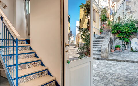 Casetta Di Laura In Massa Lubrense: Plant, Property, Building, Azure, Window, House, Flowerpot, Wood, Stairs, Houseplant