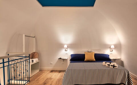Casetta Di Laura In Massa Lubrense: Building, Furniture, Property, Table, Comfort, Azure, Wood, Lighting, Interior Design, Flooring