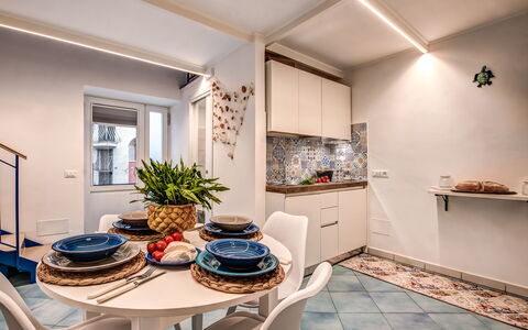 Casetta Di Laura In Massa Lubrense: Picture Frame, Property, Plant, Table, Window, Houseplant, Flowerpot, Azure, Wood, Interior Design