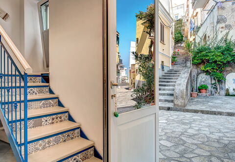 Casetta Di Laura In Massa Lubrense: Plant, Property, Building, Azure, Window, House, Flowerpot, Wood, Stairs, Houseplant