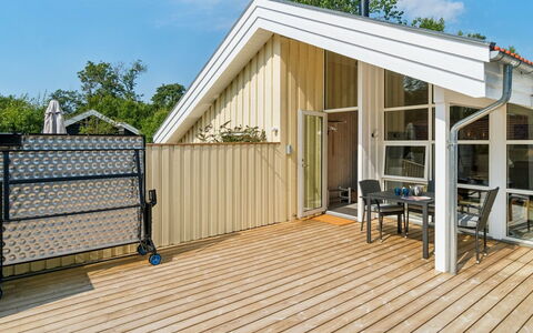 Vamika - 300M from the Sea: Wood, Home, Hardwood, Plank, Composite Material, Porch, Cottage, Deck, Wood Stain, Siding