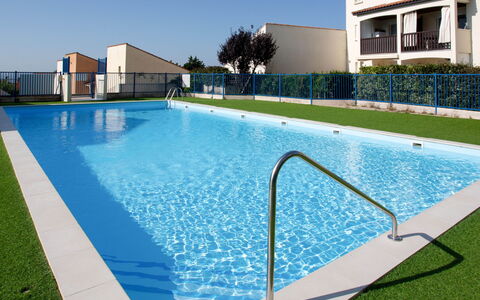 Port Saint-Jacques: Swimming Pool, Blue, Residential Area, Resort, Composite Material, Leisure, Shade, Thermae, Estate, Hacienda
