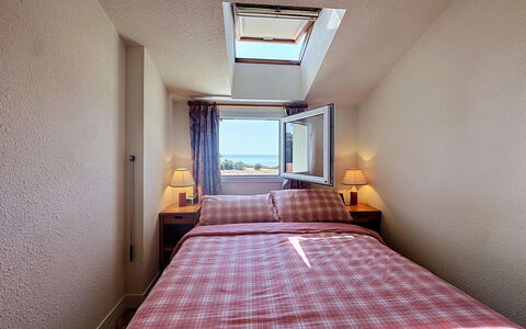 La Bernerie-En Retz 200: Bedroom, Wall, Bed, Furniture, Wood, Interior Design, Floor, Bed Sheet, Linens, Textile