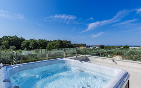 Bianca: Water, Cloud, Sky, Water Resources, Property, Plant, Blue, Nature, Azure, Swimming Pool