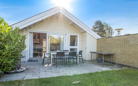 Hedde - 100M from the Sea: Blue, Shrub, Cottage, Groundcover, Garden, Estate, Shade, Landscaping, Farmhouse, Eco Hotel