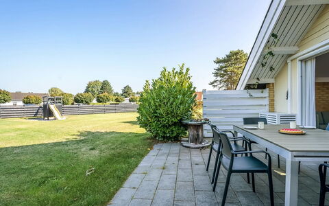 Hedde - 100M from the Sea: Blue, Shrub, Cottage, Groundcover, Garden, Estate, Shade, Landscaping, Farmhouse, Eco Hotel