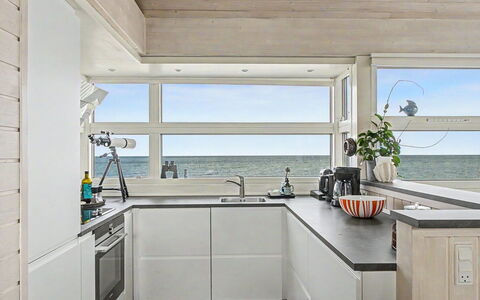 Diderik - 5M from the Sea: Kitchen, Flooring, Countertop, Interior Design, Wood, Floor, Ceiling, Kitchen Appliance, Furniture, Cabinetry