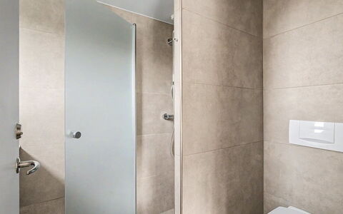 Diderik - 5M from the Sea: Wall, Flooring, Toilet Seat, Plumbing Fixture, Bathroom, Toilet, Floor, Interior Design, Plumbing, Tile