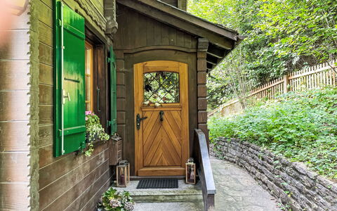 Chalet Tannengüetli: Plant, Flowerpot, Window, Building, Door, Wood, Tree, Houseplant, Cottage, Home Door