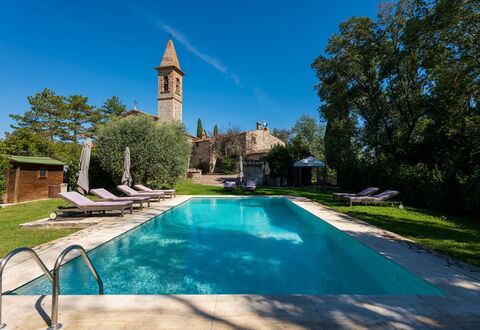 Villa Pietrafitta: Water, Plant, Sky, Tree, Nature, Azure, Building, Swimming Pool, Leisure, Grass