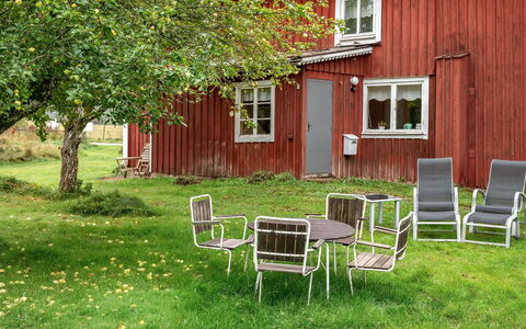 Källehult: Plant, Building, Sky, Window, Tree, House, Land Lot, Neighbourhood, Urban Design, Residential Area