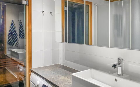 Kuusi-Ruka 6: Interior Design, Flooring, Wall, Plumbing Fixture, Floor, Ceiling, Bathroom Sink, Sink, Bathroom, Tap
