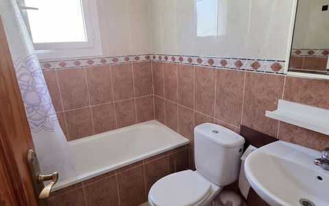 Hamber: Plumbing Fixture, Toilet Seat, Floor, Flooring, Toilet, Bathroom, Plumbing, Interior Design, Sink, Tile