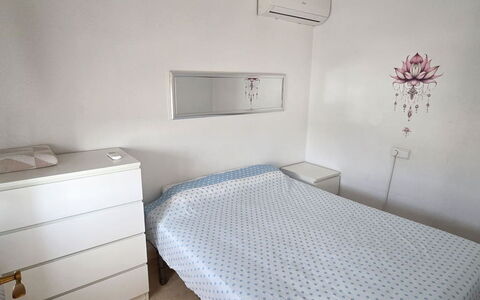 Hamber: Bed, Bedroom, Floor, Bedding, Flooring, Bed Sheet, Furniture, Wood, Interior Design, Room