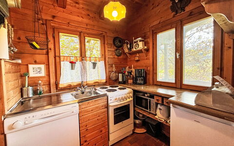 Ferienhaus Giselbrecht: Cabinetry, Property, Countertop, Kitchen, Wood, Kitchen Appliance, Interior Design, Window, Kitchen Stove, Floor