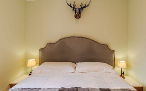 Val Genova: Furniture, Bed, Interior Design, Bedding, Bedroom, Wall, Bed Sheet, Wood, Floor, Linens
