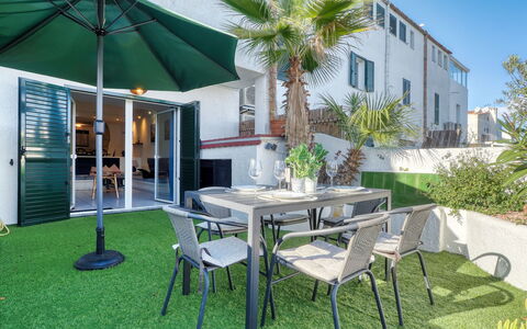 Currican: Shade, Apartment, Chair, Balcony, Landscaping, Villa, Hotel, Eco Hotel, Resort