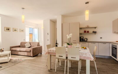 Il Melo 606.2: Furniture, Table, Couch, Lighting, Wood, Living Room, Houseplant, Chair, House, Beige