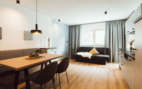 Himmelraich: Table, Furniture, Wood, Couch, Building, Interior Design, Flooring, Floor, Living Room, Comfort