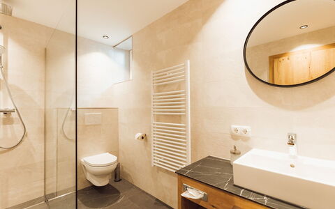 Himmelraich: Mirror, Plumbing Fixture, Property, Photograph, Sink, Bathroom Cabinet, White, Tap, Bathroom Sink, Bathroom