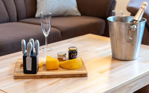Ferienwohnung Schäfer: Furniture, Tableware, Table, Wood, Food, Serveware, Ingredient, Drinkware, Hardwood