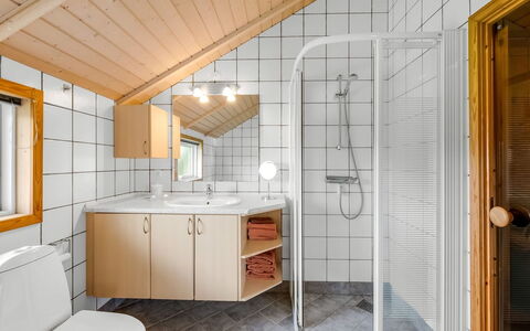 Märta - 250M from the Sea: Plumbing Fixture, Sink, Flooring, Interior Design, Bathroom Sink, Wood, Floor, Bathroom, Tap, Ceiling