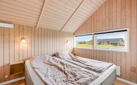 Märta - 250M from the Sea: Wood, Wood Stain, Hardwood, Ceiling, Plank, Bedroom, Bedding, Plywood, Bed, Daylighting