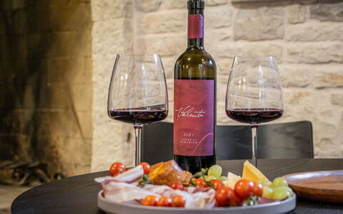 Botra Maria Luxury: Food, Tableware, Table, Bottle, Drinkware, Stemware, Ingredient, Wine, Wine Glass, Barware