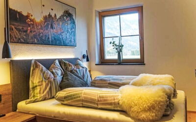 Die Tagträumerei 200.2: Property, Couch, Furniture, Window, Comfort, Wood, Building, Interior Design, Pillow, Living Room