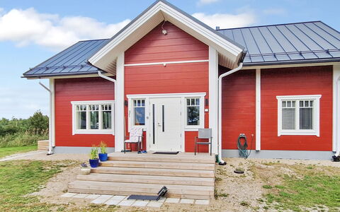 Maalaistalo Sipilä: Wood, Siding, House, Cottage, Roof, Home, Door, Paint, Farmhouse, Porch