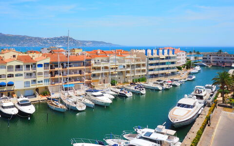 Empuriabrava 124: Water, Sky, Boat, Watercraft, Daytime, Property, Building, Blue, Azure