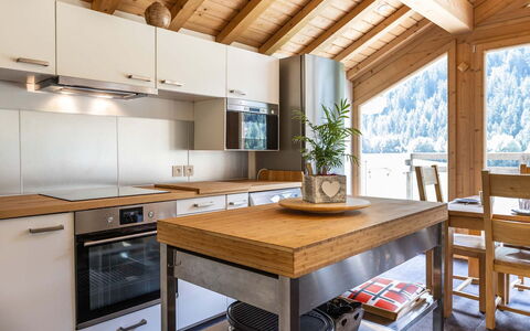 Chalet Ponturin: Furniture, Kitchen, Interior Design, Countertop, Flooring, Kitchen Appliance, Wood, Ceiling, Major Appliance, Cabinetry