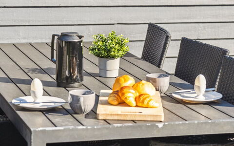 Solborg - 800M from the Sea: House, Home, Door, Roof, Cottage, Estate, Garden, Shade, Siding, Yard