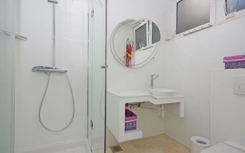 Lisa: Mirror, Plumbing Fixture, Sink, Tap, Bathroom, Shower Bar, Interior Design, Shower Door, Building