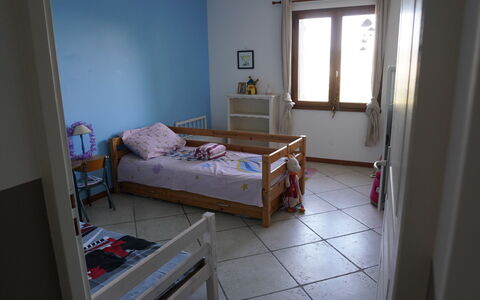 Lou Lann Vras: Furniture, Bed, Bedroom, Floor, Flooring, Wood, Bed Sheet, Interior Design, Bedding, Room