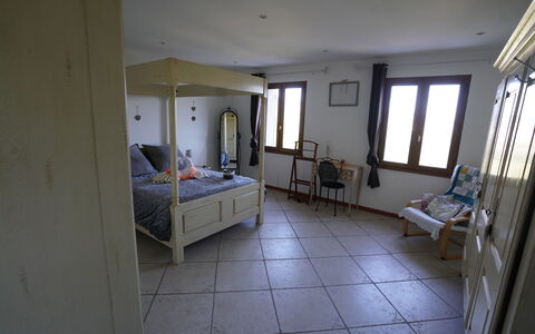 Lou Lann Vras: Furniture, Bed, Bedroom, Interior Design, Floor, Flooring, Wood, Bed Sheet, Ceiling, Room