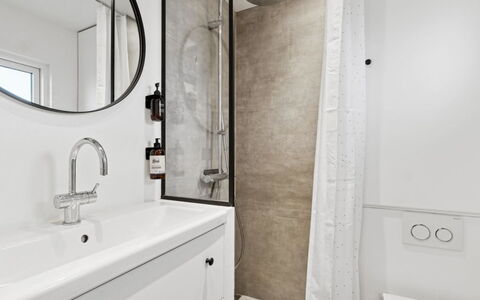 Jesper - 350M from the Sea: Wall, Bathroom, Plumbing Fixture, Flooring, Interior Design, Floor, Mirror, Plumbing, Tap, Room