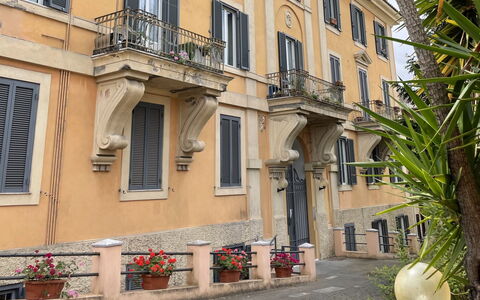 Welcome Rome: Building, Window, Facade, Neighbourhood, Town, Residential Area, Apartment, Home, Balcony, Door
