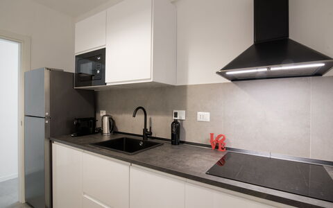 Welcome Rome: Countertop, Cabinetry, Kitchen Sink, Tap, Sink, Property, Kitchen, Kitchen Stove, Interior Design, Wood