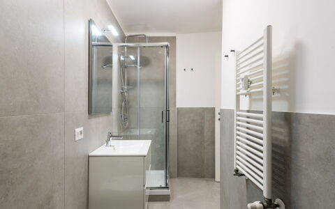 Welcome Rome: Plumbing Fixture, Mirror, Sink, Bathroom, Tap, Building, Floor, Shower Door, Shower Bar