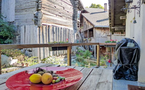Zumoberhaus: Plant, Food, Building, Wood, Natural Foods, Flowerpot, Fruit, House, Table, Landscape