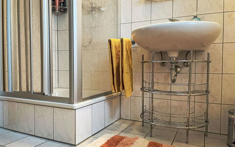 Lenzer Höh: Flooring, Interior Design, Floor, Plumbing Fixture, Tile, Plumbing, Bathroom, Room, Tap, Glass
