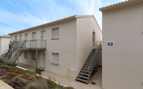 Bravone 750: Wall, Residential Area, Facade, Home, Human Settlement, Composite Material, Apartment, Balcony, Estate, Concrete