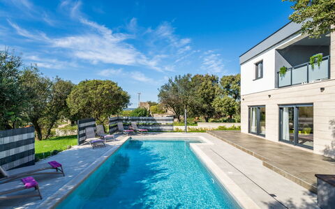 Golem: Water, Cloud, Sky, Plant, Property, Swimming Pool, Window, Building, Azure, Tree