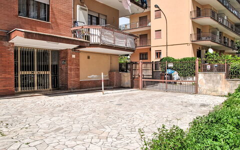 La Conca: Plant, Building, Window, Road Surface, Urban Design, Flooring, Condominium, Residential Area, Real Estate, Sidewalk